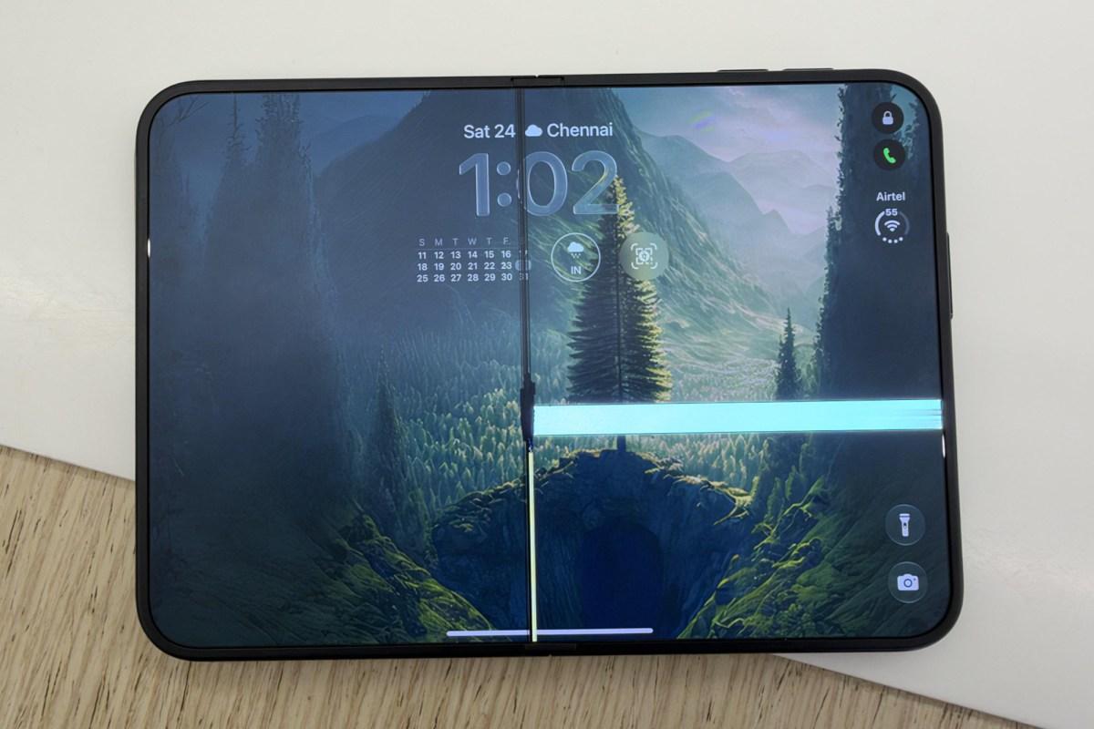 iPhone Duo Buyers Report Inner Screen Damage Linked to Possible Hinge Issue